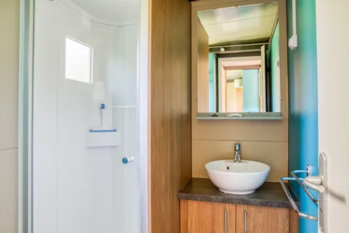 Location - Chalet Confort 25M² 2 Chambres  - Terrasse Couverte - Climatisation - image n°5 - Flower Camping Les Rives de l'Aygues