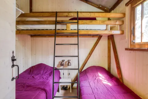Location - Cabane Lodge Bois Sur Pilotis Confort 27M² 2 Chambres - Terrasse Bois Couverte, Zone Ombragée - image n°7 - Flower Camping Les Rives de l'Aygues