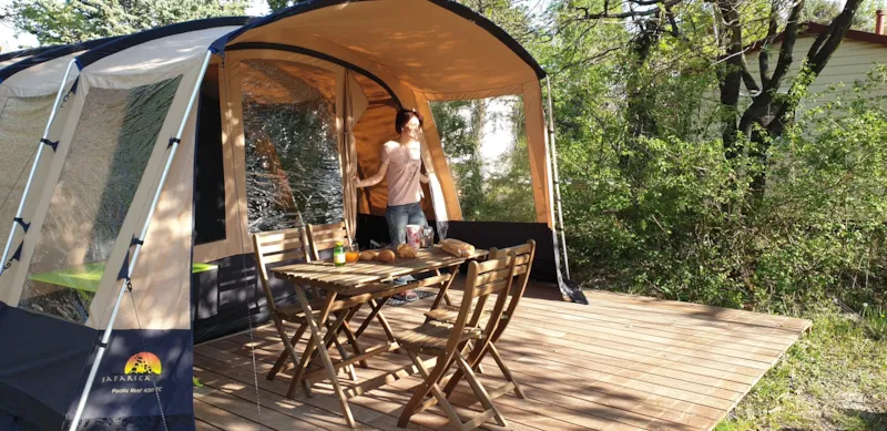 Tente Prêt À Camper 28 M² - Terrasse Semi-Couverte - Sans Sanitaire