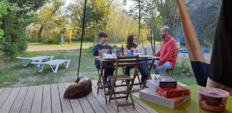 Tente Prêt À Camper 28 M² - Terrasse Semi-Couverte - Sans Sanitaire