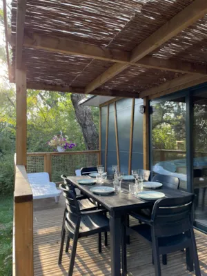 Locatif - Chalet Confort 35m² 3 bedrooms Half-covered terrace + air-conditioning - Flower Camping Les Rives de l'Aygues