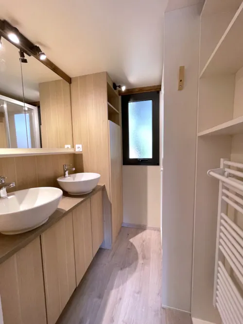 Accommodation - Chalet Confort 35M² 3 Bedrooms Half-Covered Terrace + Air-Conditioning - image n°8 - Flower Camping Les Rives de l'Aygues