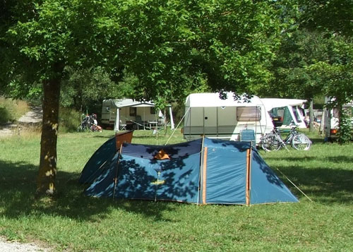 Emplacement - Forfait Camping (Emplacement, 2 Personnes, 1 Véhicule) - Camping Les Tuillères