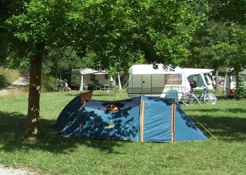 Emplacement - Forfait Camping (Emplacement, 2 Personnes, 1 Véhicule) - Camping Onlycamp Les Tuillères