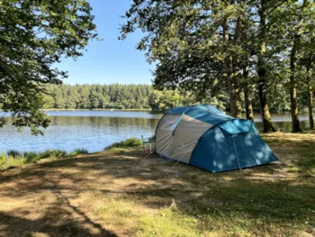 Stellplatz - Camping Pitch By The Lake - Camping de L'Etang du Merle