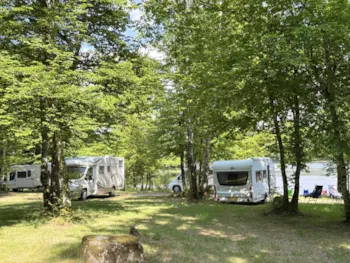 Stellplatz - Camping Pitch Facing The Pond - Camping de L'Etang du Merle