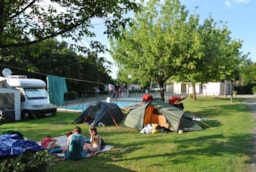 Kampeerplaats(en) - Pakket Wandelaar (1 Tent Zonder Elektriciteit / Zonder Auto) - Camping de Bourbon-Lancy
