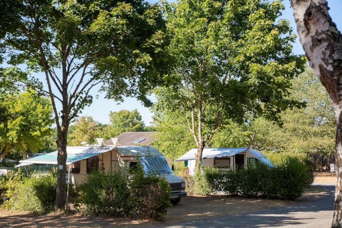 Forfait Curistes 2 Personnes/21 Nuits En Emplacement Avec Électricité, Une Voiture + Une Caravane Ou Un Camping-Car (Animal Domestique Compris)