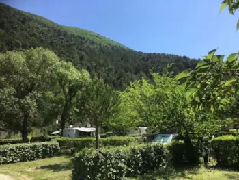 Stellplatz - Stellplatz Komfort, Auto, Zelt/Wohnwagen Oder Wohnmobil, Strom 10A - CAMPING LES CLOS
