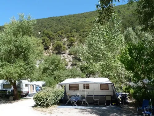 Emplacement - Emplacement Confort, Voiture, Caravane/Tente/Camping-Car, Électricité 10A - image n°2 - CAMPING LES CLOS