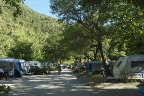 Emplacement - Emplacement Confort, Voiture, Caravane/Tente/Camping-Car, Électricité 10A - image n°3 - CAMPING LES CLOS