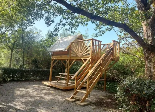 Emplacement - Emplacement Tente Perchée, Électricité 10A - image n°1 - CAMPING LES CLOS