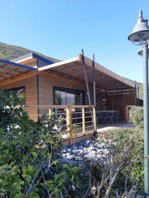  - Chalet Casane 35m² avec TV et lave-vaisselle -2ch  terrasse couverte 30m² - Camping Le Panoramic
