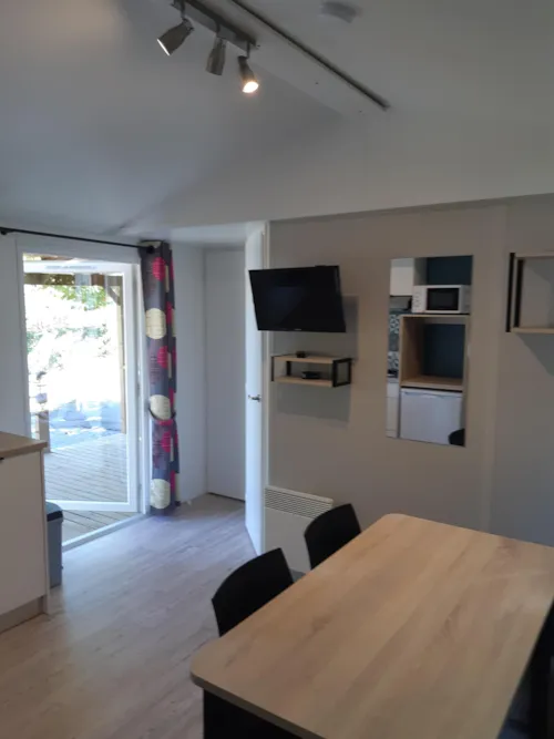 Huuraccommodatie(s) - Stacaravan Tournette 27M² - Half-Schaduwrijk Terras Tv - image n°3 - Camping Le Panoramic