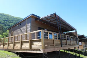  - Chalet lanfonnet 35m² pilotis  2ch 2sdb   lave-vaiselle  et tv  terrasse couverte 18m2 - Camping Le Panoramic