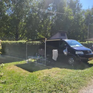  - Emplacement plein soleil coté route - Camping Le Panoramic