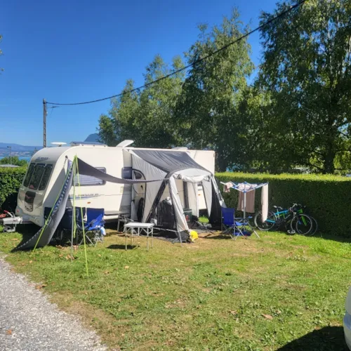 Stellplatz - Emplacement Plein Soleil Coté Route - image n°2 - Camping Le Panoramic