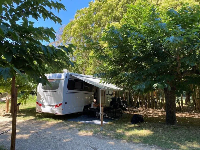 Emplacement + 1 Voiture + 1 Caravane + Électricité 10A