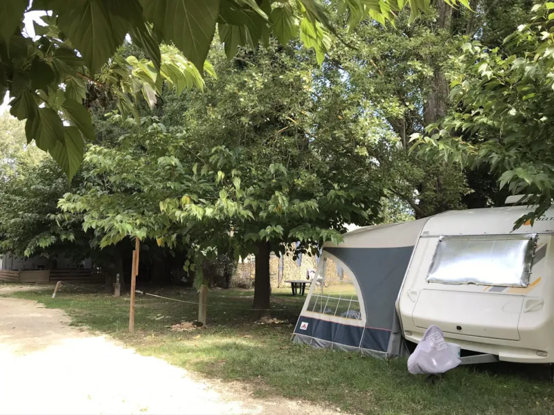 Emplacement + 1 Voiture + 1 Caravane + Électricité 10A