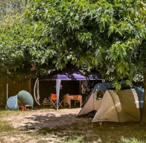 Emplacement - ACSI Package (except july/august) : Campervan + 2 people + electricity 10A - Hôtel de Plein Air Suze Luxe Nature