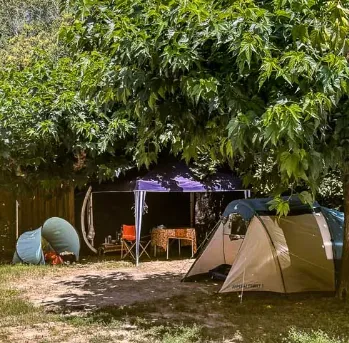 Emplacement - Forfait Acsi (Hors Juillet /Août) : Camping-Car + 2 Personnes + Électricité 10A - image n°1 - Hôtel de Plein Air Suze Luxe Nature