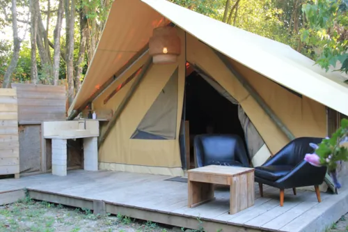 Location - Lodge Central 24M² - 1 Chambre - Coin Cuisine - Salle D'eau - Hébergement De Plain Pied Accessible Pmr - image n°4 - Hôtel de Plein Air Suze Luxe Nature