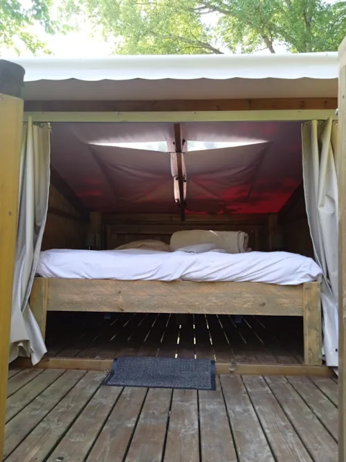Location - Cabane Du Baroudeur  -Avec Wc- Micro Cuisine Sans Eau - Sans Douche - image n°3 - Hôtel de Plein Air Suze Luxe Nature