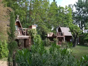 Locatif - Wooden hut source- without shower - with toilett and kitchen - Hôtel de Plein Air Suze Luxe Nature