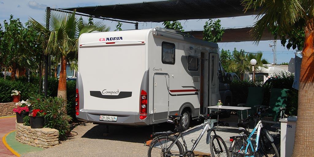 Pitch Plata 70 - 85m²: tent / caravan / camping-car + vehicle + electricity