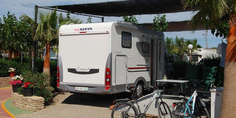 Standplaats Plata 70 - 85m²: tent / caravan of kampeerauto + voertuig + elektriciteit