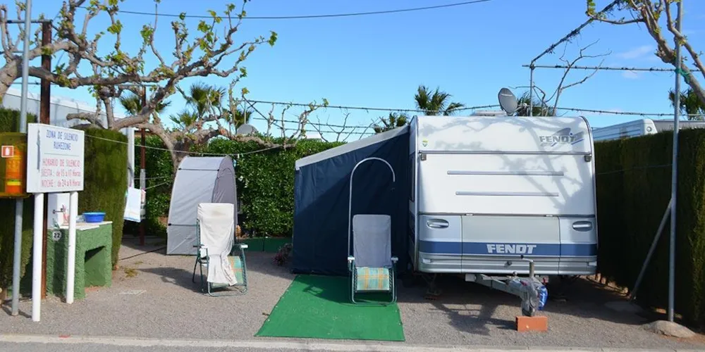 Parcela Bronce <70m²: caravana / tienda / camping car + vehículo + electricidad