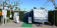 Emplacement Bronce <70M²: Caravane / Tente / Camping Car + Véhicule + Électricité