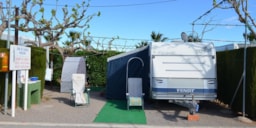 Emplacement - Emplacement Bronce <70M²: Caravane / Tente / Camping Car + Véhicule + Électricité - Camping Bravoplaya