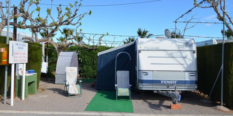 Emplacement Bronce <70m²: caravane / tente / camping car + véhicule + électricité