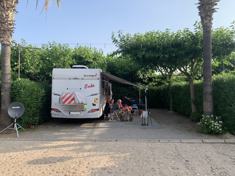 Standplaats Platino tent / caravan of kampeerauto + voertuig + elektriciteit