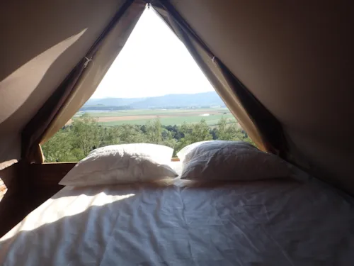 Location - Bivouac Perché Lit Double - image n°2 - Camping du Domaine de Senaud