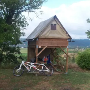 Locatif - Hut on stilts with 1 double bed - Camping du Domaine de Senaud