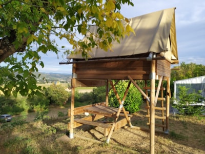 Hut on stilts with 2 single beds