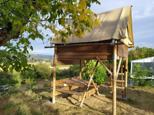 Location - Bivouac Perché Lit Double - image n°5 - Camping du Domaine de Senaud