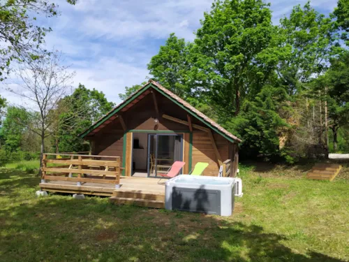 Location - Chalet Spa Avec Jacuzzi Privatif + Kit Bébé Inclus - image n°2 - Camping du Domaine de Senaud