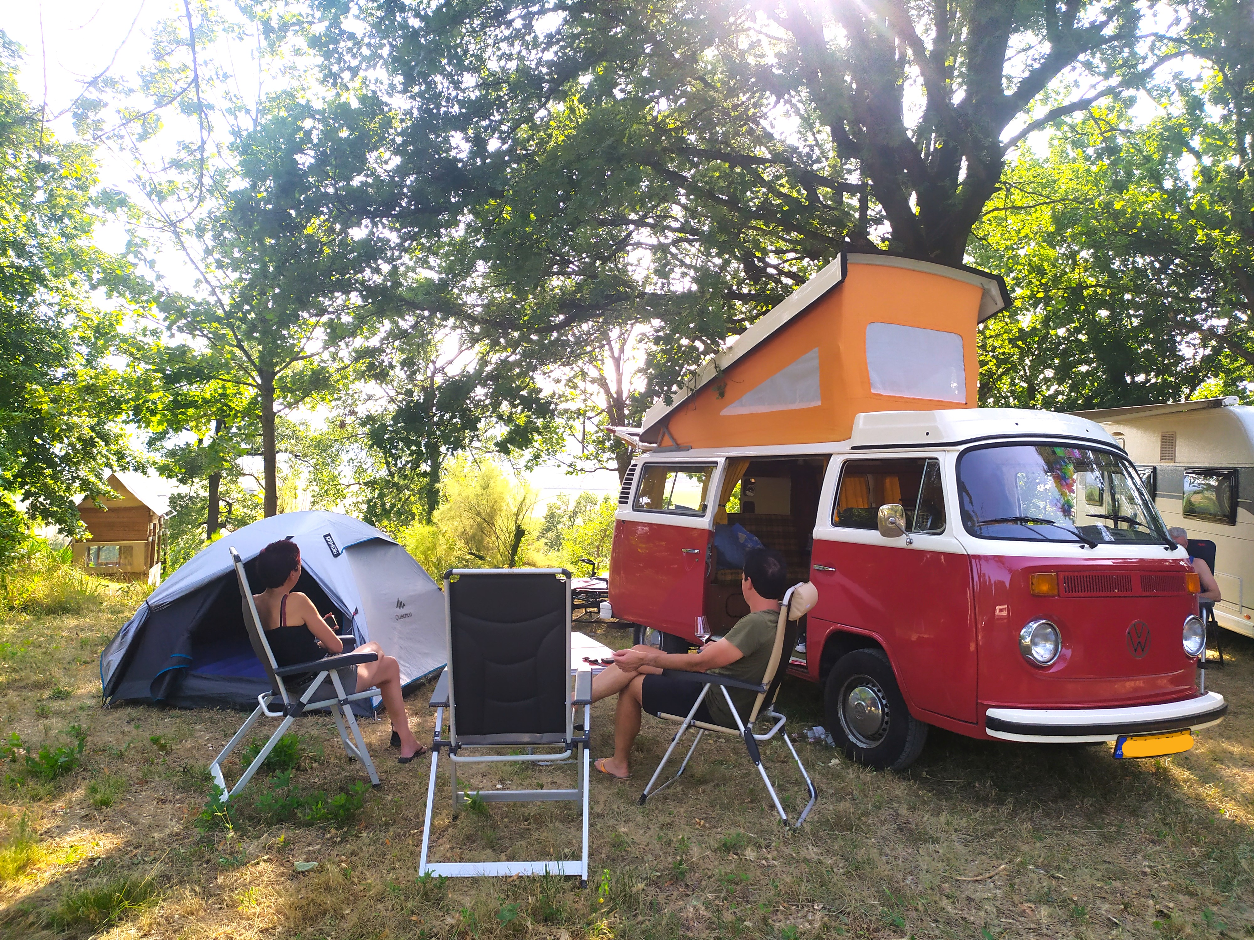 Standplads Confort (1 Campingvogn, Autocamper / 1 Bil / Elektricitet)