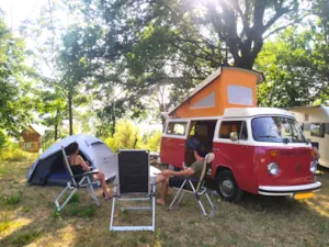 Emplacement - Comfort Package (1 caravan or motorhome / 1 car / electricity) - Camping du Domaine de Senaud