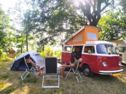 Kampeerplaats(en) - Basisprijs Comfortplaats (1 Caravan Of Camper / 1 Auto / Elektriciteit) - Camping du Domaine de Senaud