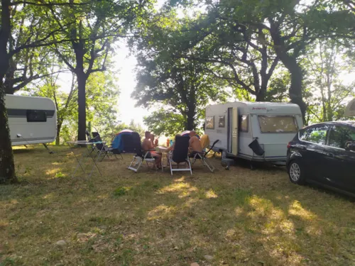 Emplacement - Forfait Confort (1 Caravane Ou Camping-Car / 1 Voiture / Électricité) - image n°2 - Camping du Domaine de Senaud