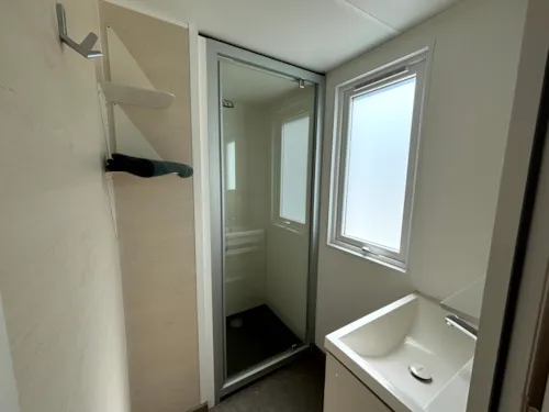 Location - Mobil-Home Climatisé Avec Terrasse Couverte - image n°9 - Camping du Domaine de Senaud
