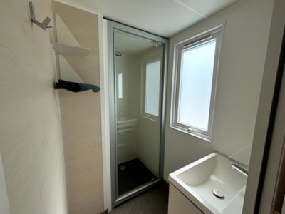 Mobile home with air conditioning and covered terrace