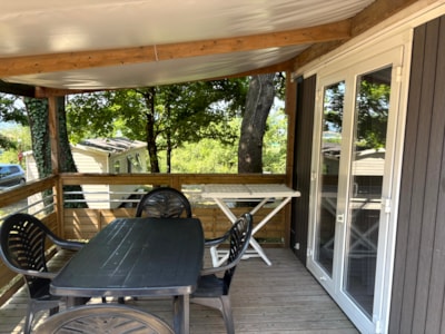 Mobile home with air conditioning and covered terrace