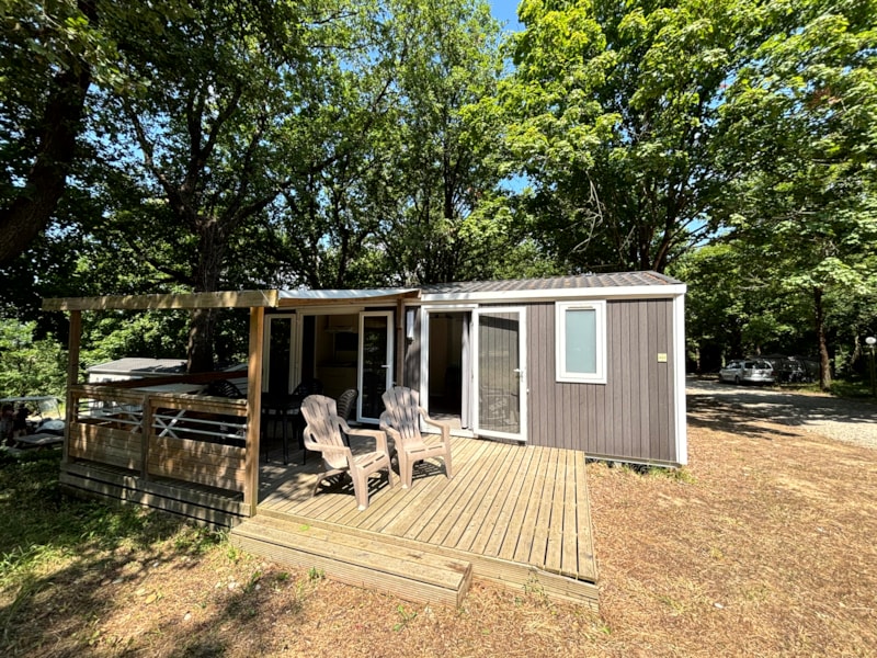 Mobilheim mit Klimaanlage und überdachter terrasse