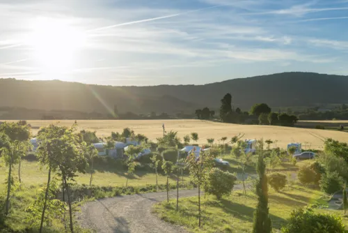 Emplacement - Emplacement Grande Nature : 100-110M², Mi-Ombre, Mi-Soleil, Magnifique Vue, Avec Électricité 10A - image n°2 - CAMPING LES BASTETS