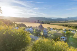 Emplacement - Emplacement Grande Nature : 100-110m², mi-ombre, mi-soleil, magnifique vue, avec électricité 10A - CAMPING LES BASTETS